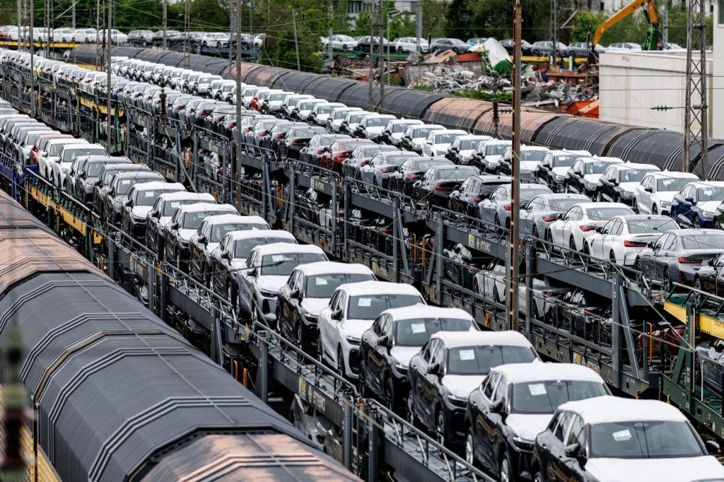 Many new BMW and Audi cars on freight wagons - car train in Güt