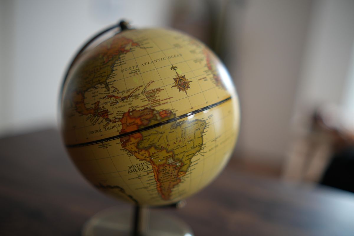 Vintage,World,Globe,On,Wooden,Table,With,Soft,Natural,Light Donald Trump visszahódítaná Latin-Amerikát, de Kína már berendezkedett – több száz milliárd dollárnyi oka van rá, hogy maradjon