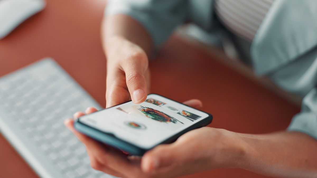 Hands,,Business,Person,And,Phone,Screen,For,Food,Order,With