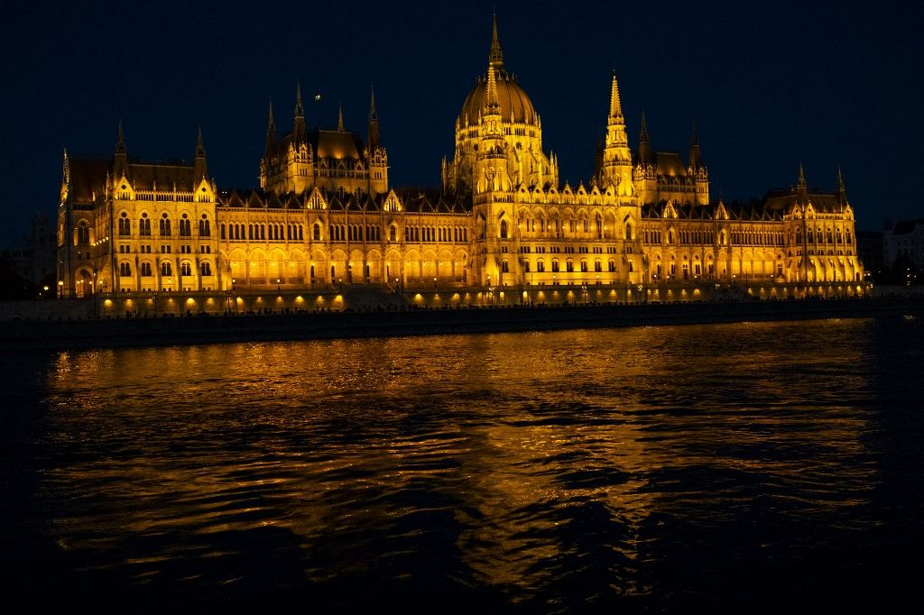 Night cruise boats glide past Budapest's iconic illuminated landmarks Benyújtották a törvényjavaslatot: csökkentenék a képviselők fizetését és juttatásait