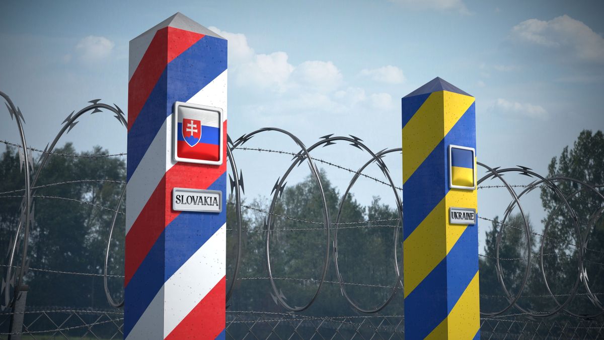 Szlovákia lezárta ukrán határátkelőhelyeit, Kárpátalját robbanások rázzák meg 