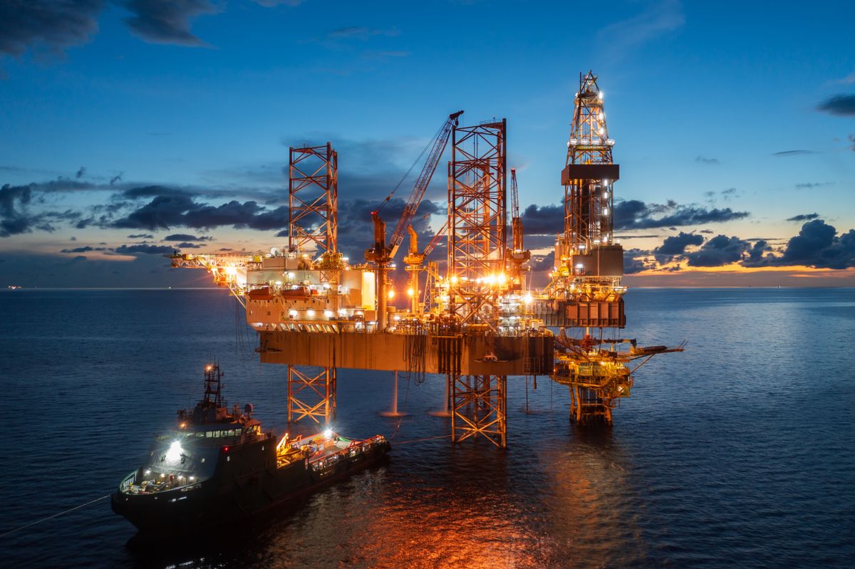 a bármi miatt a román állam elhasal az ügyben, az MVM megszerezheti akár a fekete-tengeri gáz nagy részét is. Aerial,Top,View,Of,Offshore,Jack,Up,Rig,And,Offshore shell