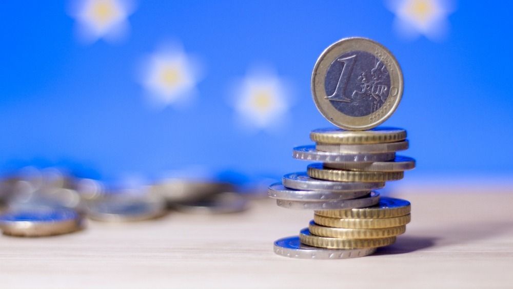 Stack,Of,Euro,Coins,On,A,Table,With,Flag,Of
eurózóna GDP