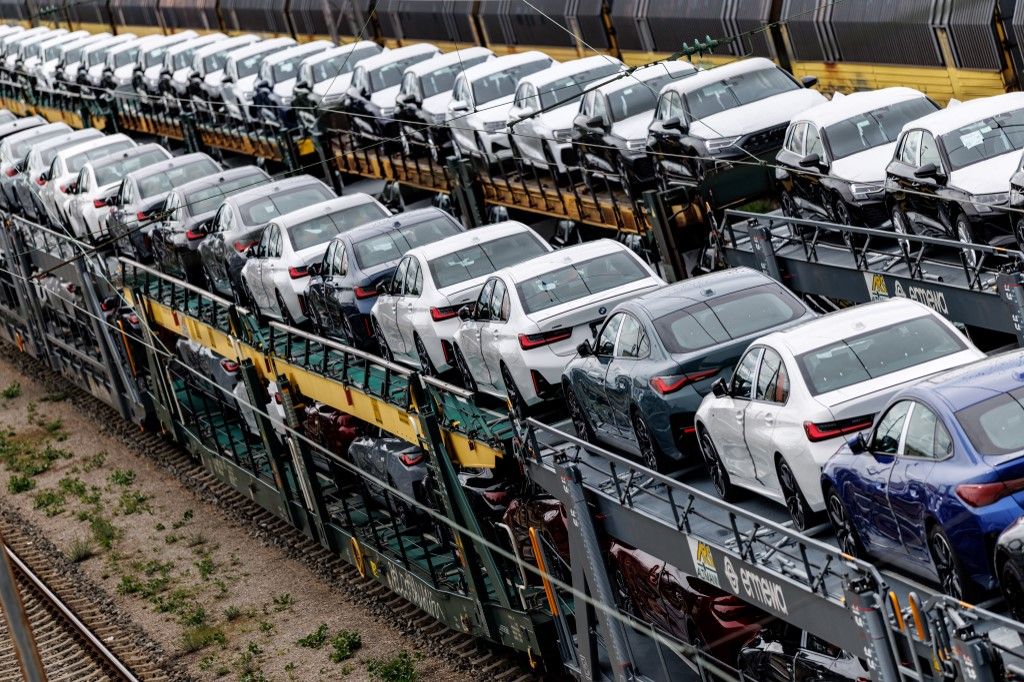 Many new BMW and Audi cars on freight wagons - car train in Güt