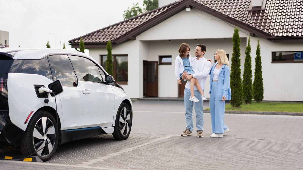 hitel,A,Family,Stands,Beside,Their,Electric,Car,Charging,Outside,lakás,otthon start