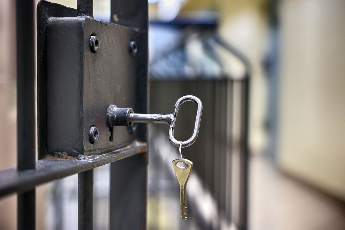 Large,Key,To,The,Entrance,Grate,In,The,Prison.,Prison. Meggyújtotta a matracát egy női fogvatartott a Gyorskocsi utcai börtönben