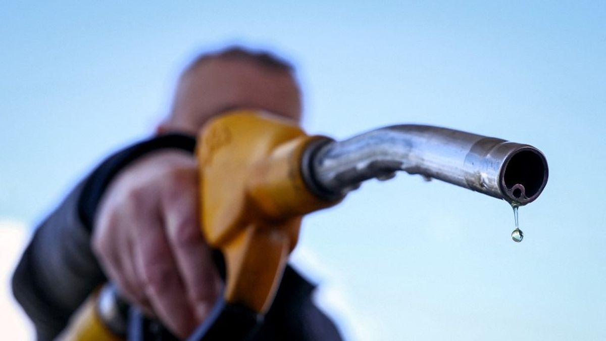 Újabb ország lépne fel az elszálló energiaárakkal szemben: óriási segítséget kapnának az autósok, ha eltörlik ezt az adót – mégis hiányzik a teljes támogatottság 