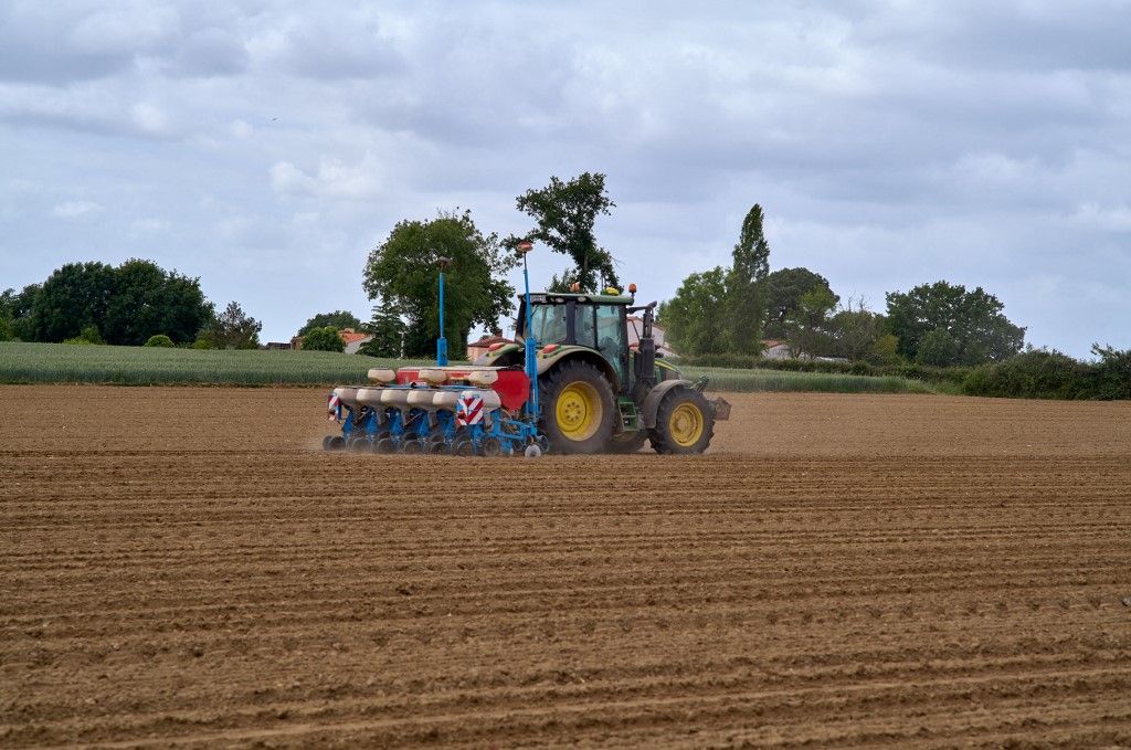 FRANCE-AGRICULTURE-TRACTOR-SEEDING-SPRING