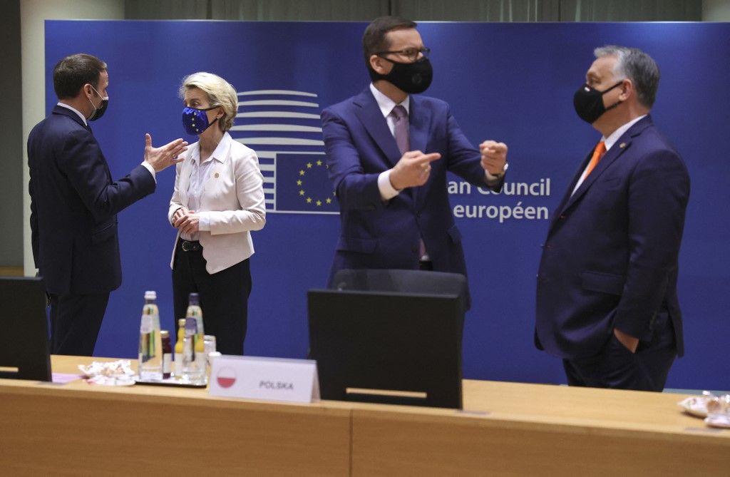 Jogállamiság: ez marad Ursula von der Leyen varázszava úgy is, hogy a jobboldali két kormányfőt már elkényszerítették az asztaltól, és egy év múlva követi őket Emmanual Macron is – ezt a fotót nem véletlenül választottuk, az időpont lényeges