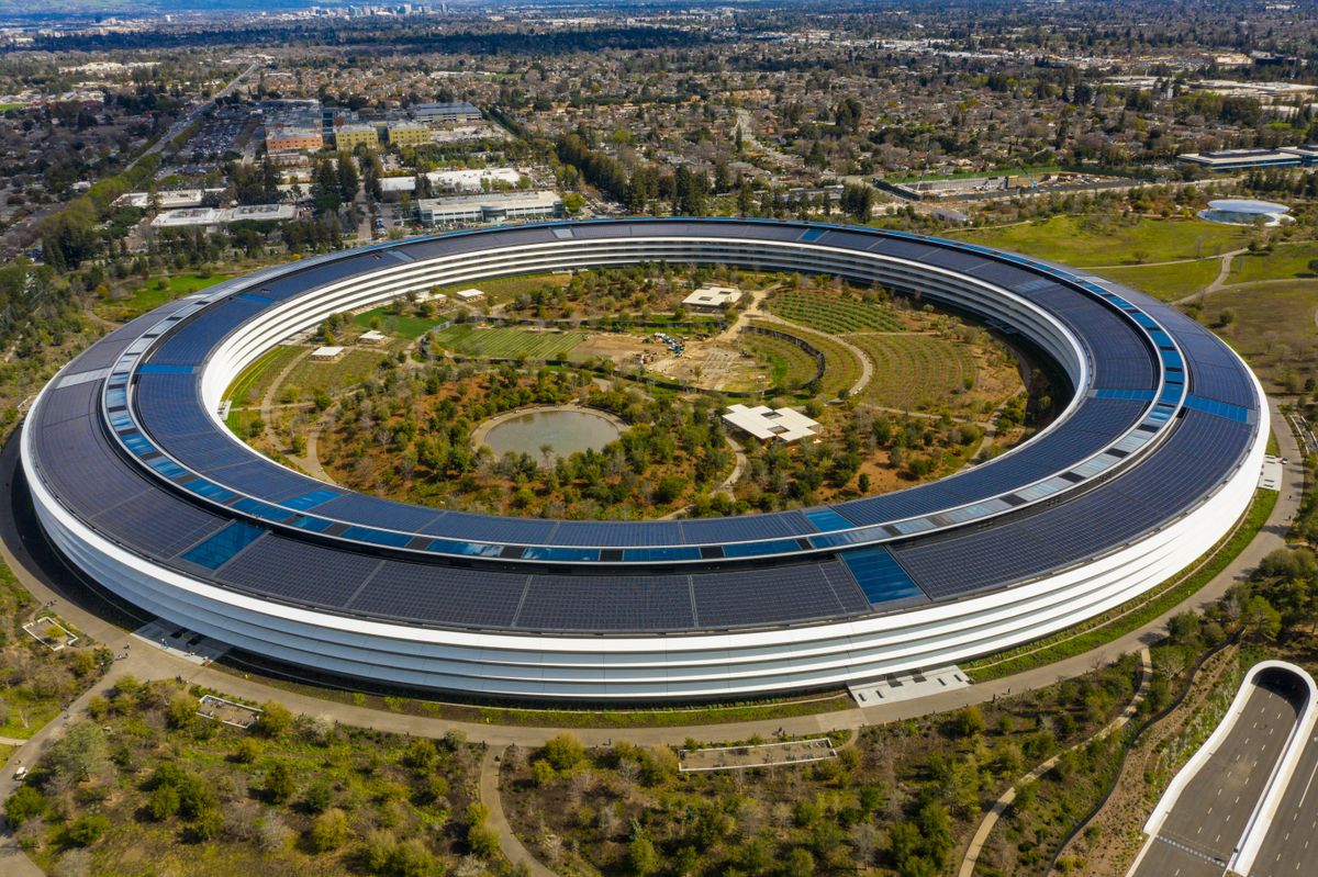 Óriási pénzügyi fordulat jöhet a világ egyik legértékesebb cégénél: vége lehet az Apple ezermilliárdos pénzosztásának, kezdődhetnek a nagy beruházások