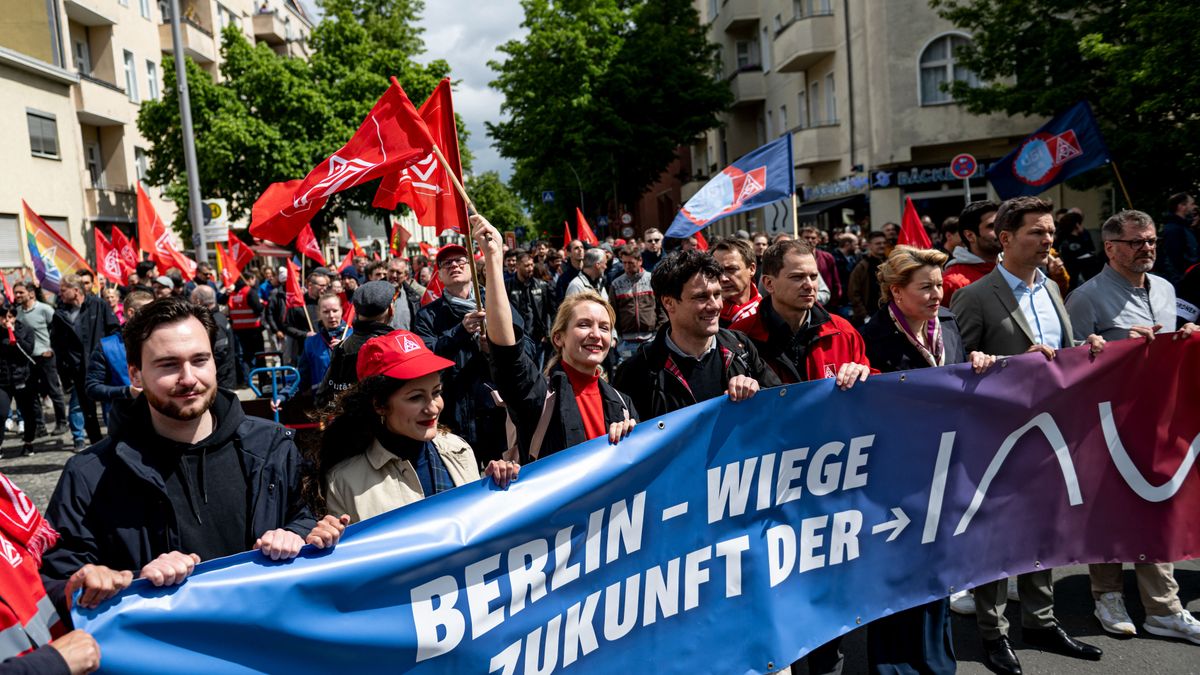 Német autóipar: újabb leépítési hullám indulhat el, dolgozók százai vonultak utcára Berlinben 