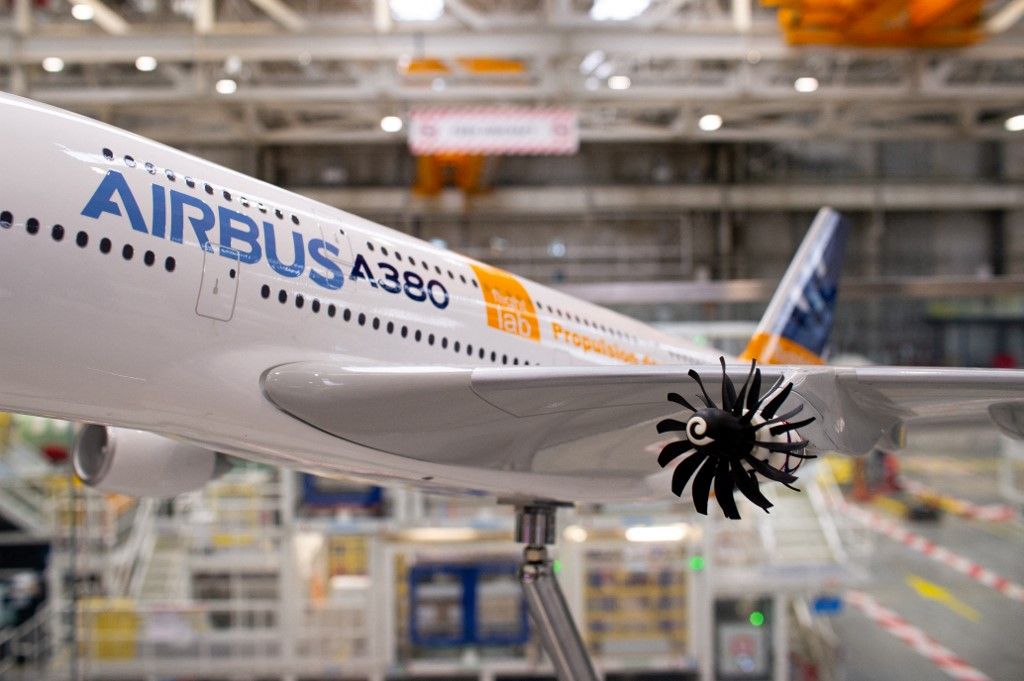 FRANCE - FRENCH MINISTERS OF TRANSPORT AND INDUSTRY VISIT AIRBUS WORKSHOPS