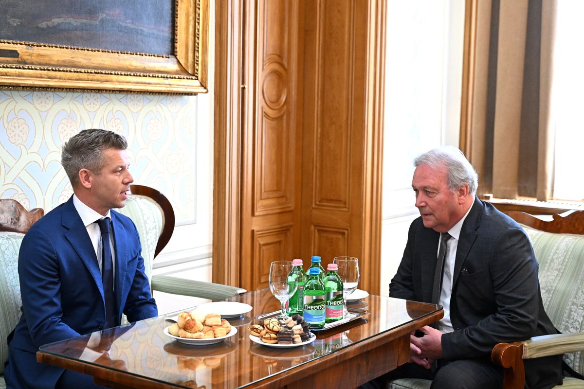 MAGYAR Péter; FREUND Tamás