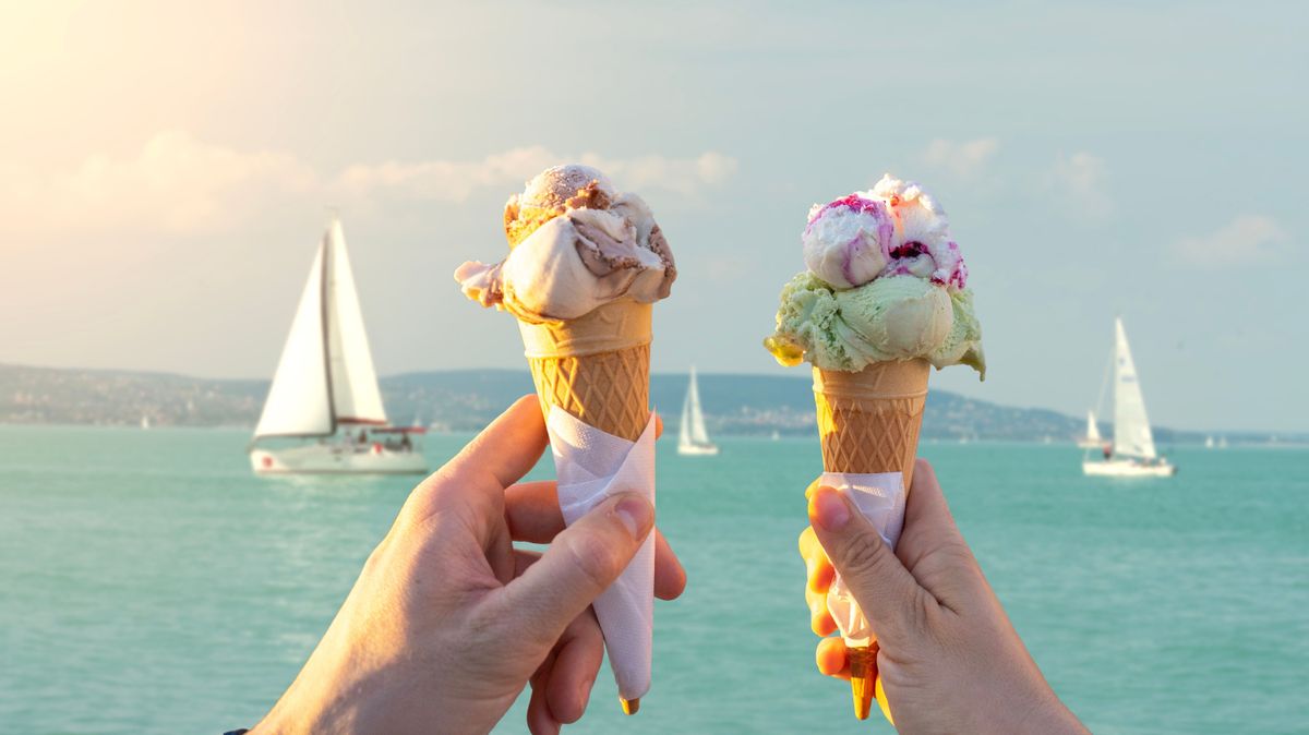 Így készítsük pénztárcánkat a nyárra: európai szinten még olcsó a magyar fagylalt, de a gyümölcs árát megdobta az iráni háború – a lángos is erősen drágul 