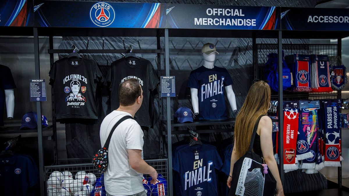 Párizsi invázió Budapest belvárosában: megtaláltuk a PSG pop-up boltjait – mélyen zsebbe kell nyúlni, ha mezzel és sállal akar ünnepelni 