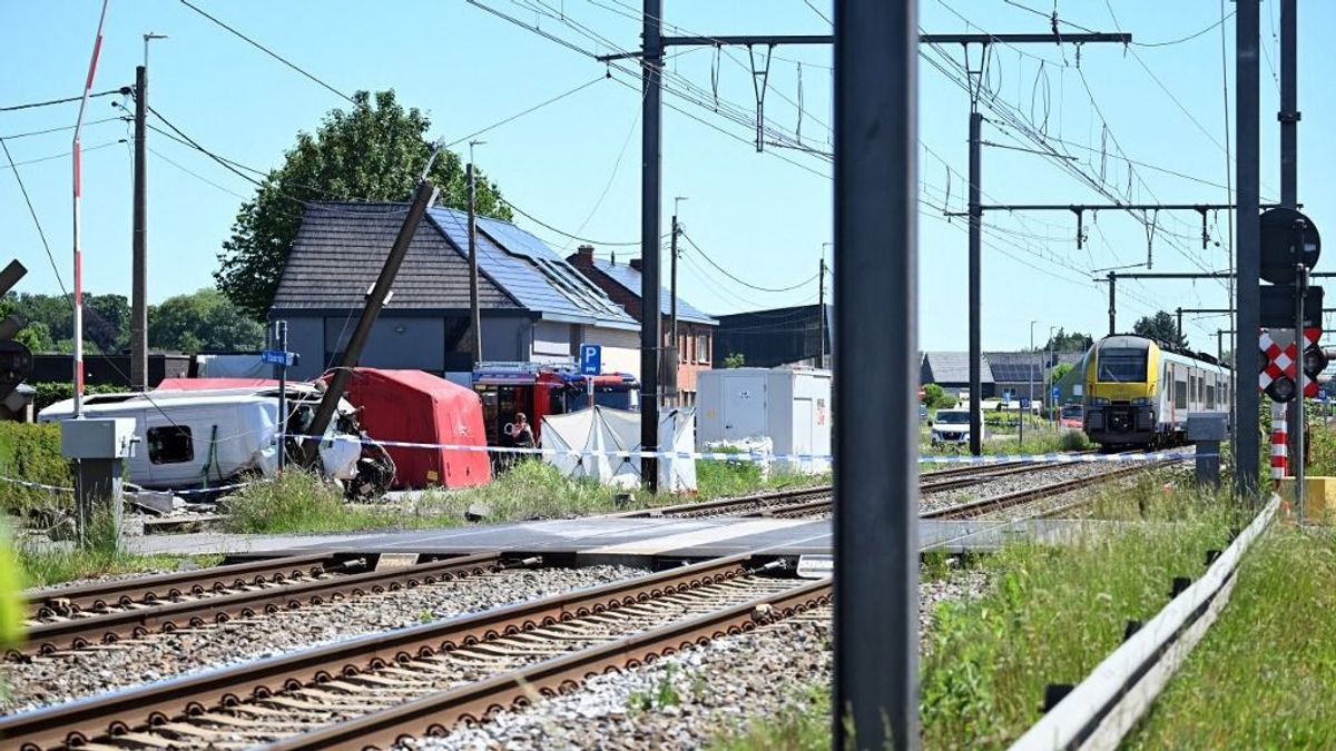 Vonat gázolt buszt Belgiumban – négy ember meghalt, ketten súlyosan megsérültek