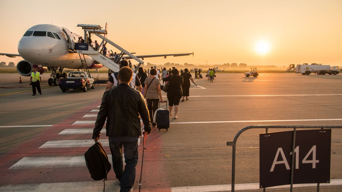 Budapest,,Hungary, repülő ,August,4,2015,Passengers,Line,Up,For,Boarding