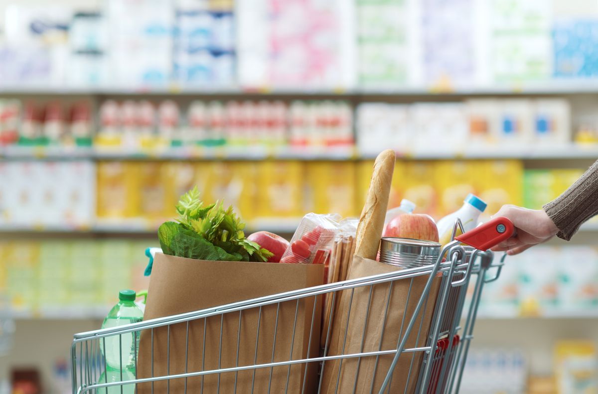 Female,Customer,Buying,Groceries,At,The,Supermarket,,She,Is,Pushing Enoki gomba visszahívás Listeria-szennyezés miatt – Ezeket a tételeket ne fogyassza