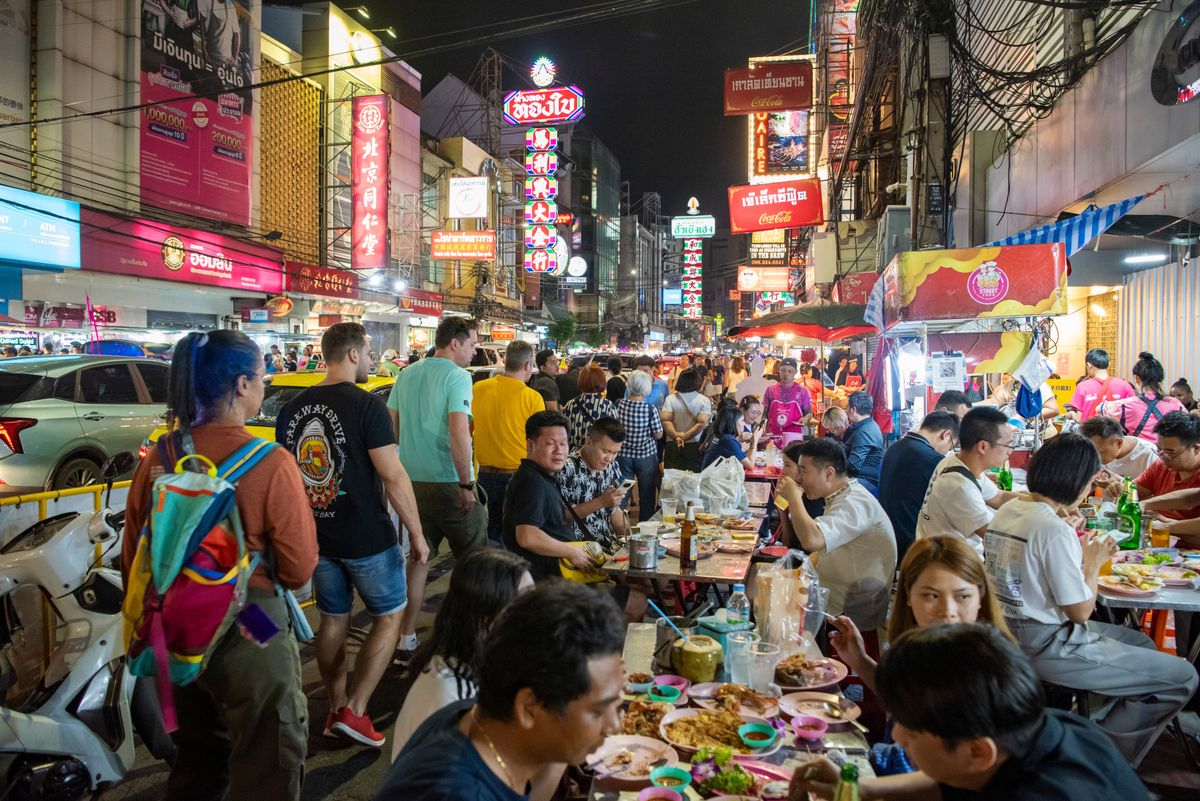Túl sok lett a külföldiekhez kötött bűnügy, szigoríthatja a beutazást a magyarok számára is olcsó Thaiföld People,At,Night,Streetmarket,On,Yaowarat,Road,In,Chinatown,In