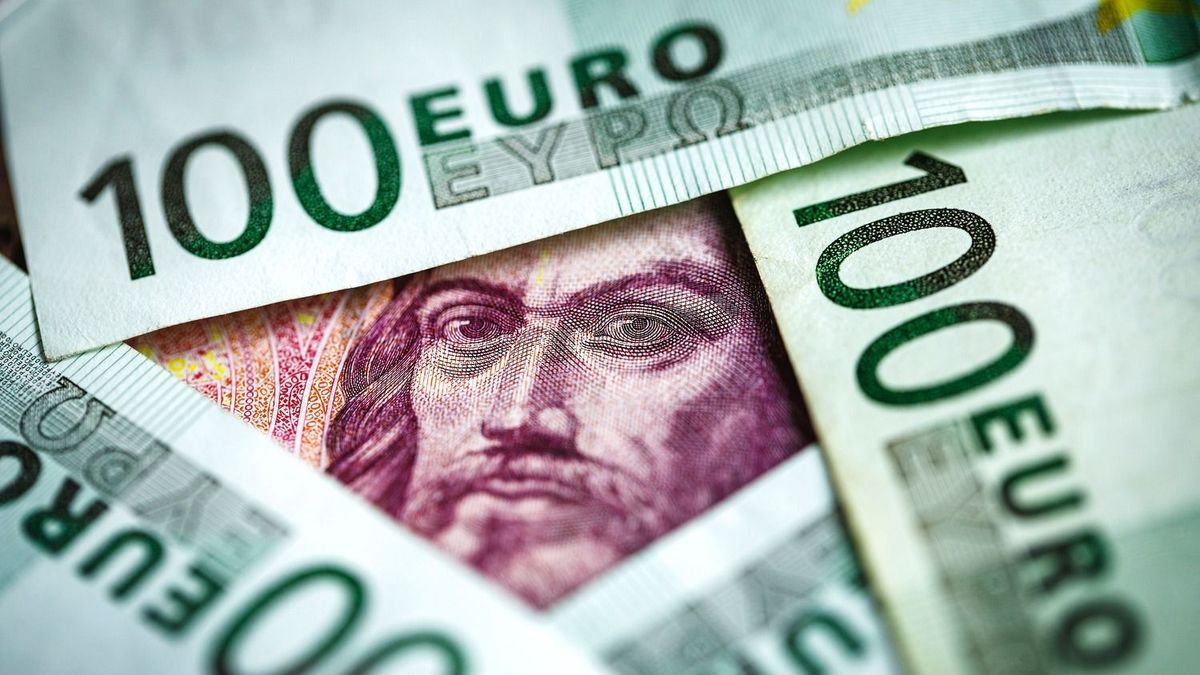 Csak most derült ki: nagyon különös dolog történt a forinttal a választás előtt, a magyarok nem várták meg a Tisza-kormányt – azonnal léptek a bankok 