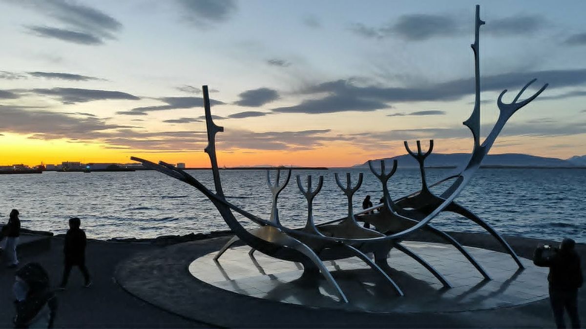 Izland Reykjavík két legismertebb szobra a tengerparti Sun Voyager (Sólfar), egy viking hajót formázó modern alkotás