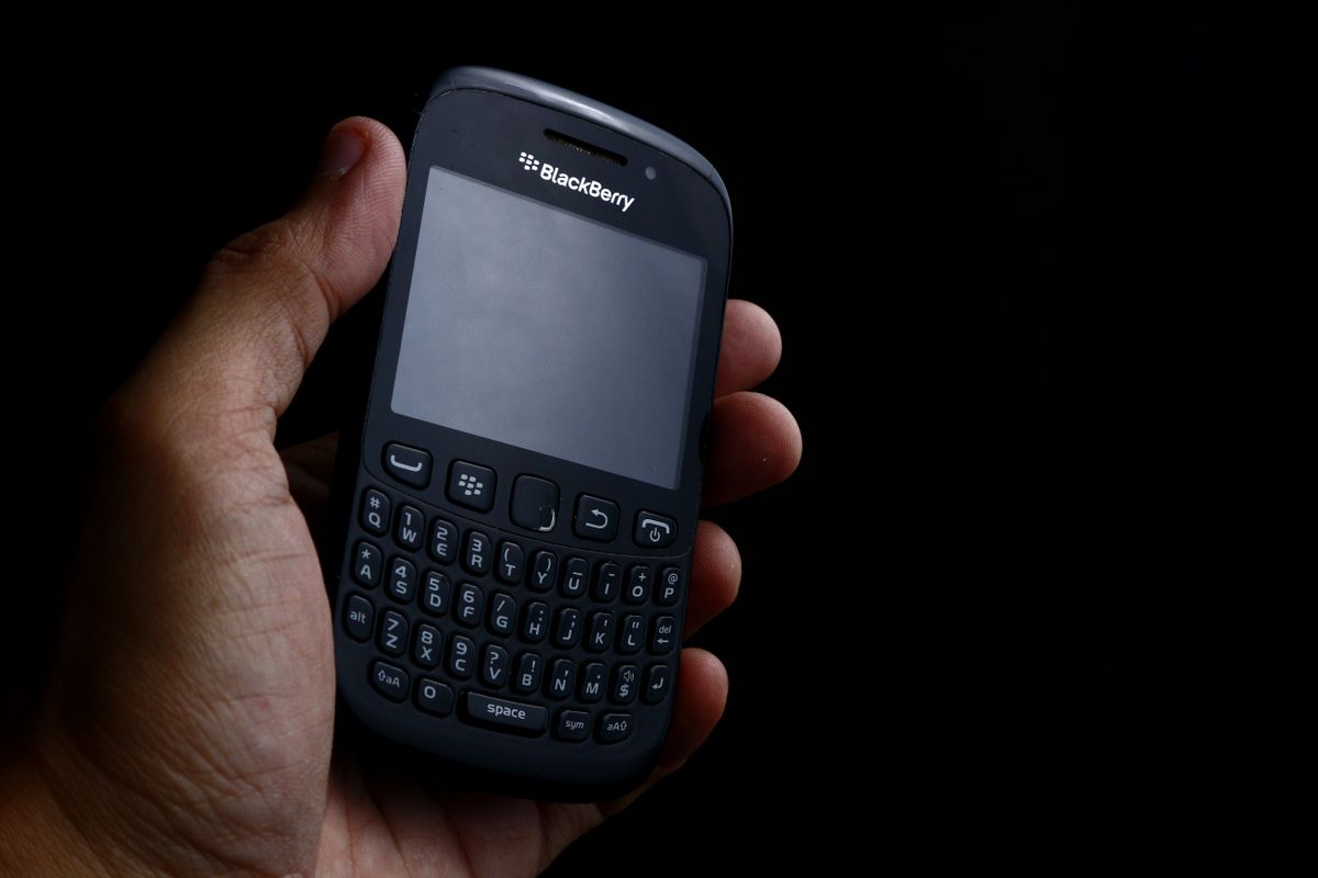 Visszatérhet a BlackBerry? Elegük van az embereknek a doomscrollingból, ezért hódítanak a retrómobilok