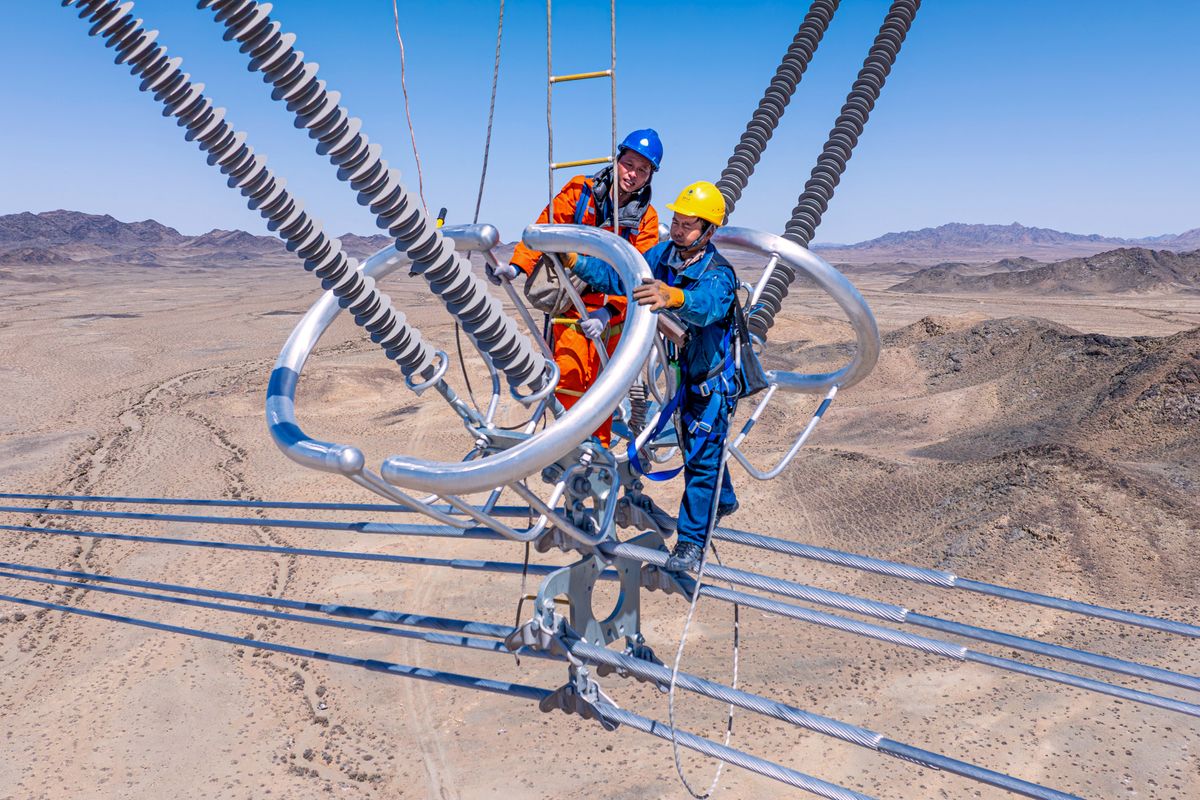 Xinhua Headlines: From Xinjiang's desert to economic hubs: a power expressway that lights up both ends, kína