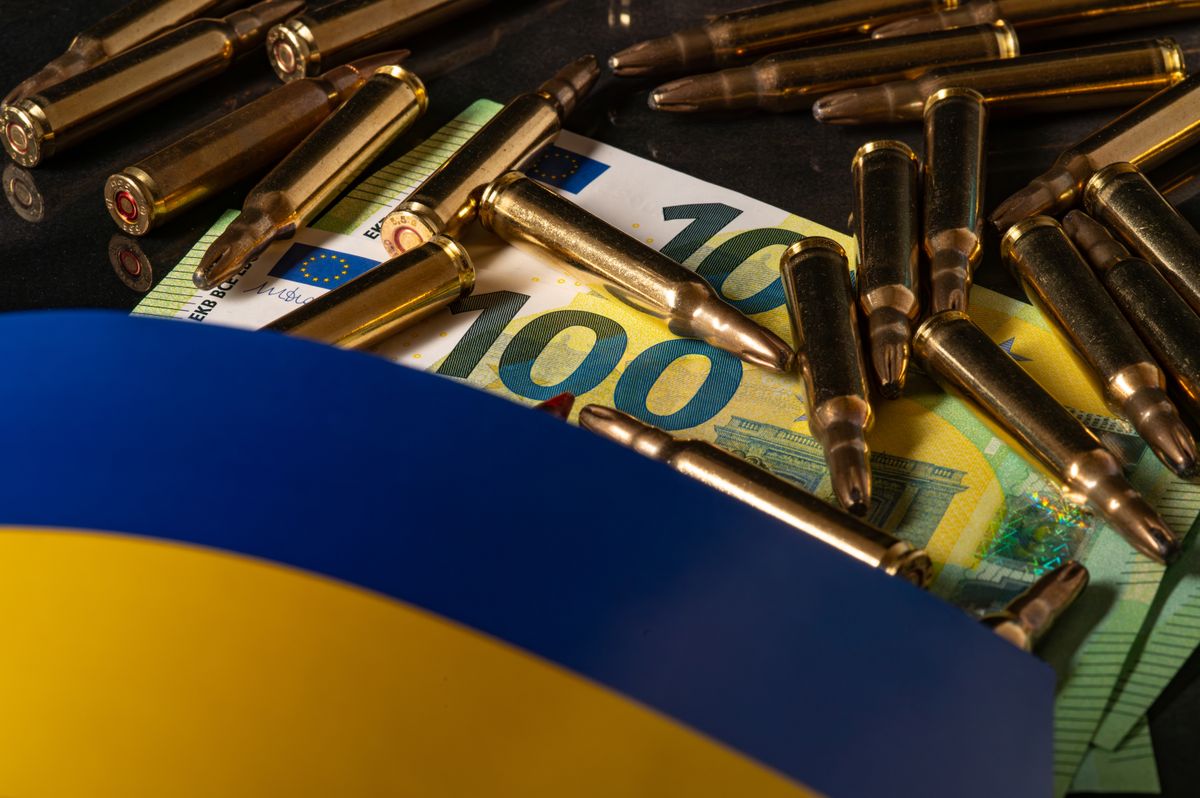 Euro,Money,,Bullets,,And,Ukrainian,Flag,Representing,Military,Aid,And ukrán ukrajna