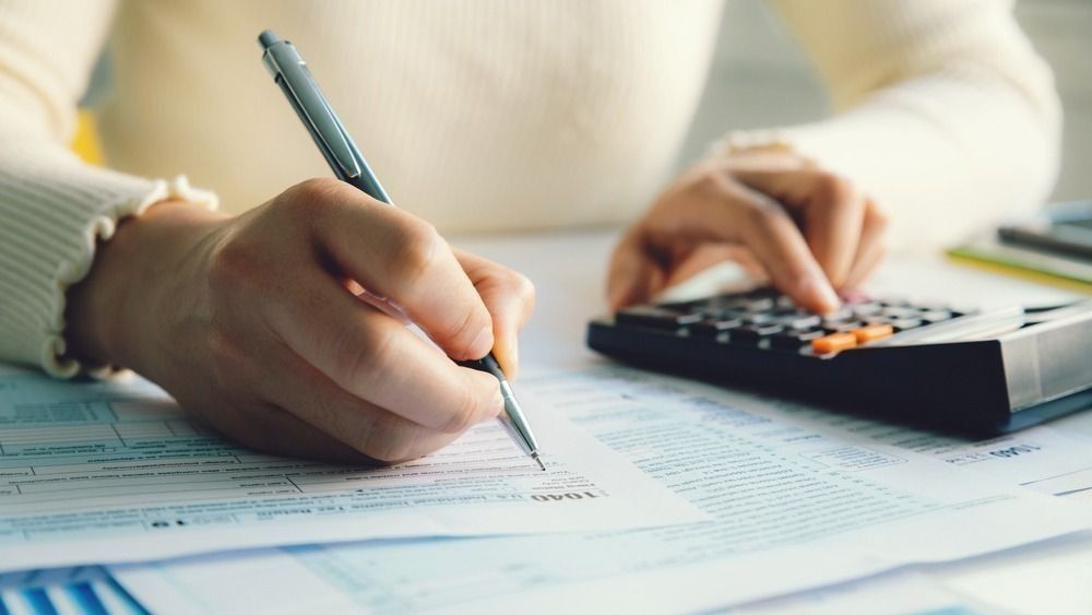 Closeup,Woman,Filling,Form,Of,Individual,Income,Tax,Return,
NAV, szja, adó, adóbevallás, kalkulátor