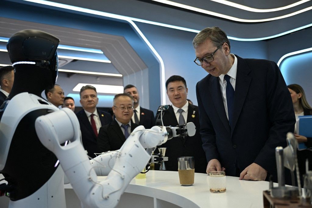 CHINA-ZHEJIANG-JIAXING-SERBIAN PRESIDENT-VUCIC-VISIT (CN) Autóipari alkatrészektől a humanoid robotokig — kínai óriáscégek fektetnek be Szerbiában