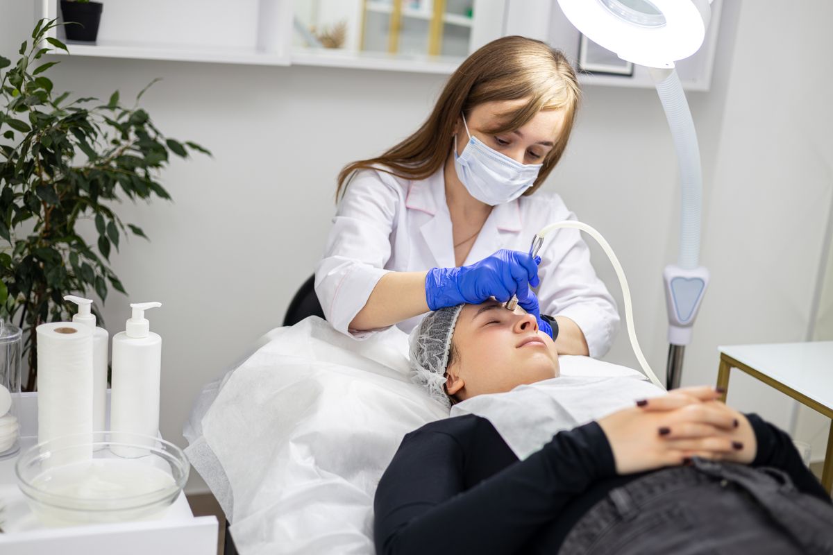 The,Cosmetologist,Performs,The,Procedure,Of,Dermabrasionon,The,Client's,Face.