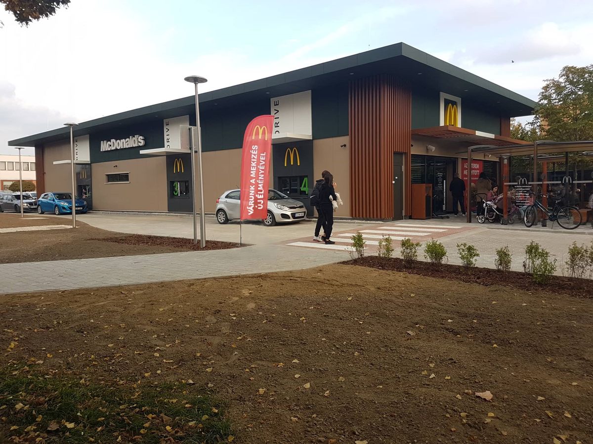 Fizetősé tette a parkolást a McDonald’s 