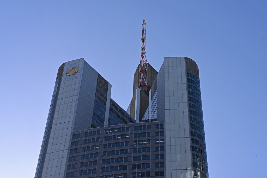 Unicredit submits takeover bid for Commerzbank