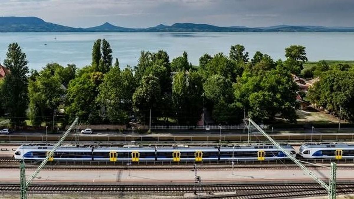 Ilyen nincs: visszafelé húzzák a vonatot a Balatonnál, lehalt a közlekedés – átállnak buszokra 