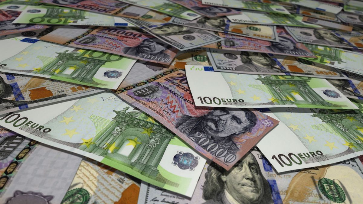 Dollar,Euro,Forint,Banknote,Surface.,Flying,Over,Usd,Eur,And forint euró