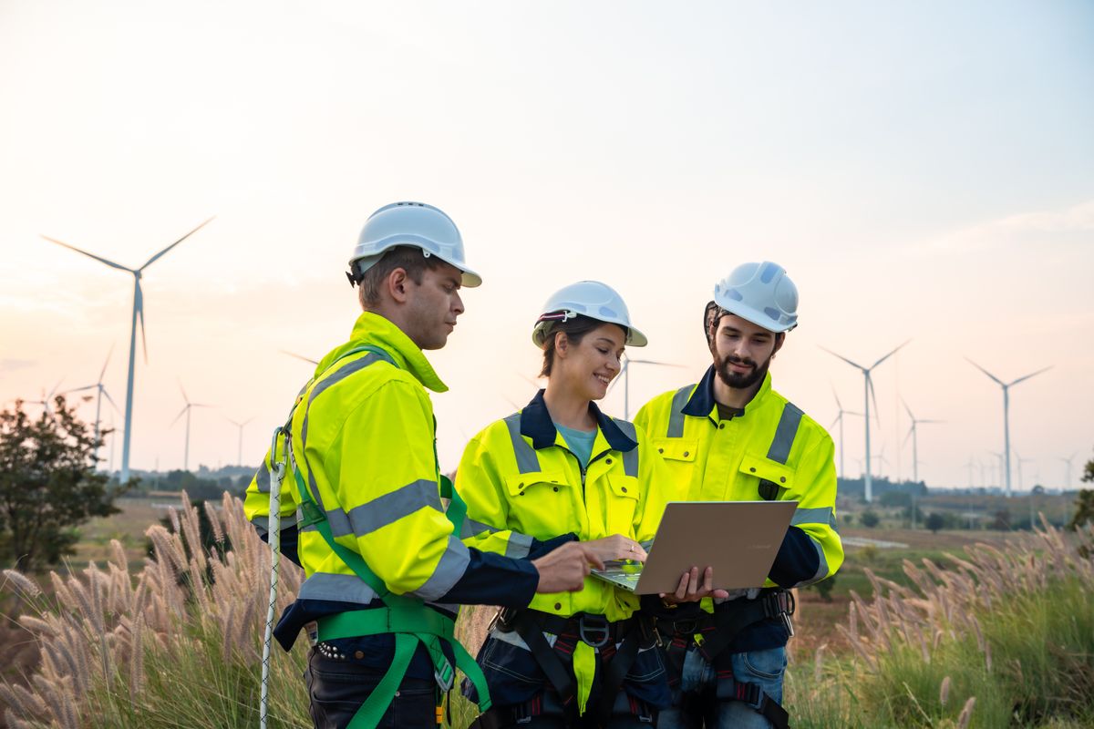 Technician,And,Engineer,Working,On,A,Windmill,Turbine,In,The cég zöld energia vállalat