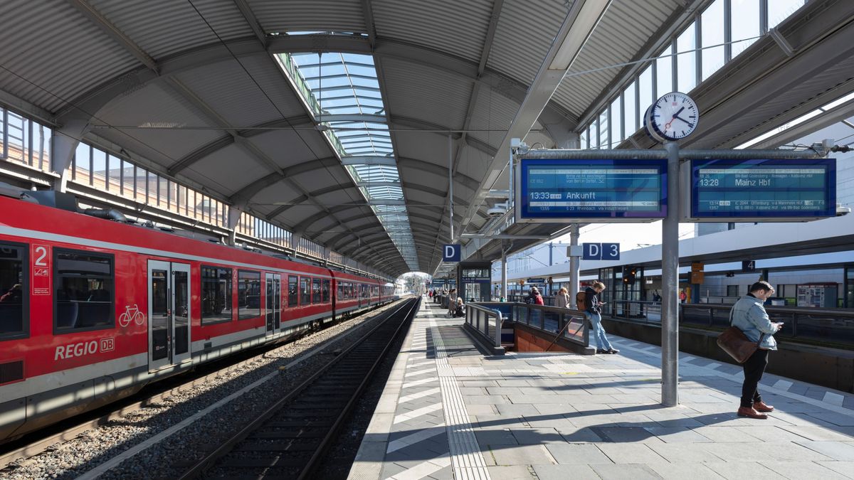 Összeomlott az éjjel a vonatközlekedés az egész országban, utasok tömegei rekedtek a német pályaudvarokon: őrült hiba okozta káoszt – megszólalt a Deutsche Bahn 