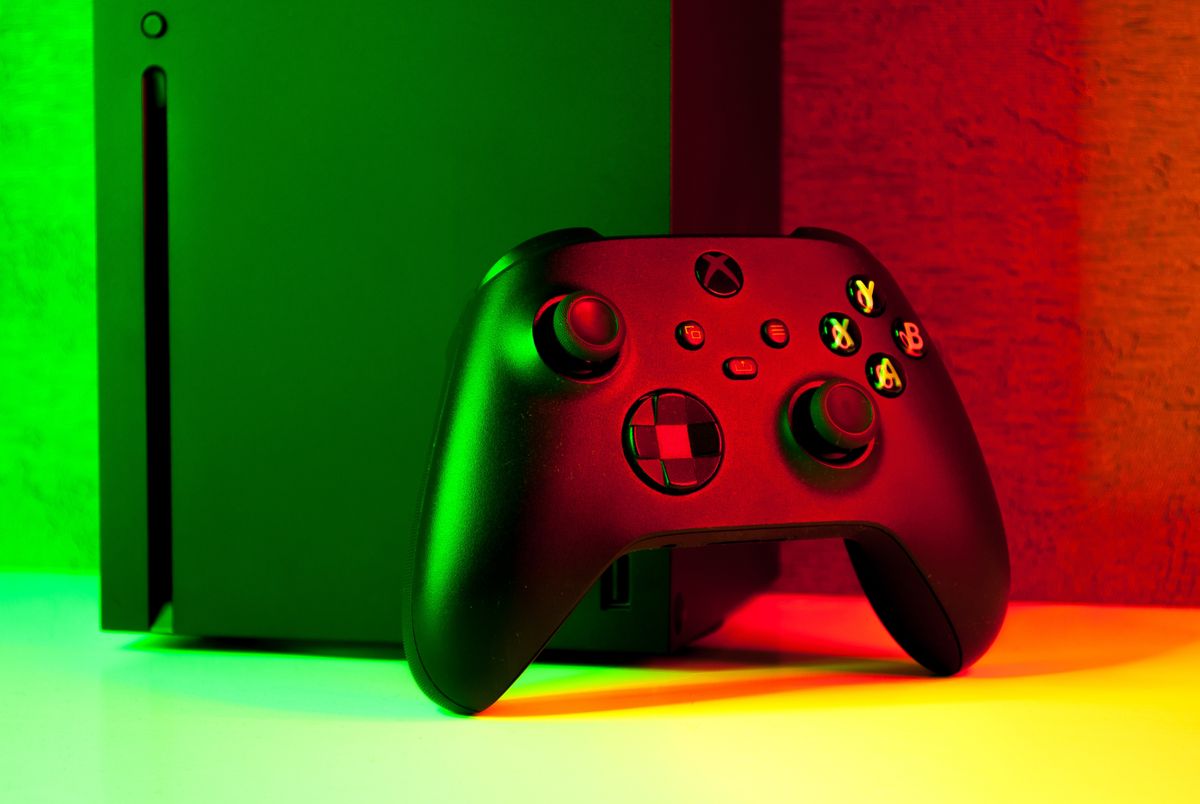 Feltámadt a rivalizálás az Xbox és PlayStation között, vége a jóvilágnak: drágulnak a konzolok, újból hódítanak az exkluzív címek