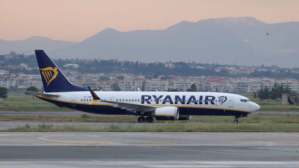 Vizsgálat indult a Ryanair ellen: fizetnie kell a szülőknek, hogy gyerekük mellé ülhessenek? 