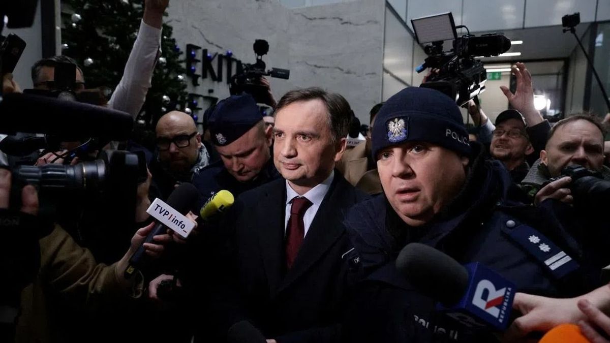 Varsóból szeretettel: lengyel mintára akarja vizsgálóbizottságok elé állíttatni Orbán Viktor családját a Tisza Párt 