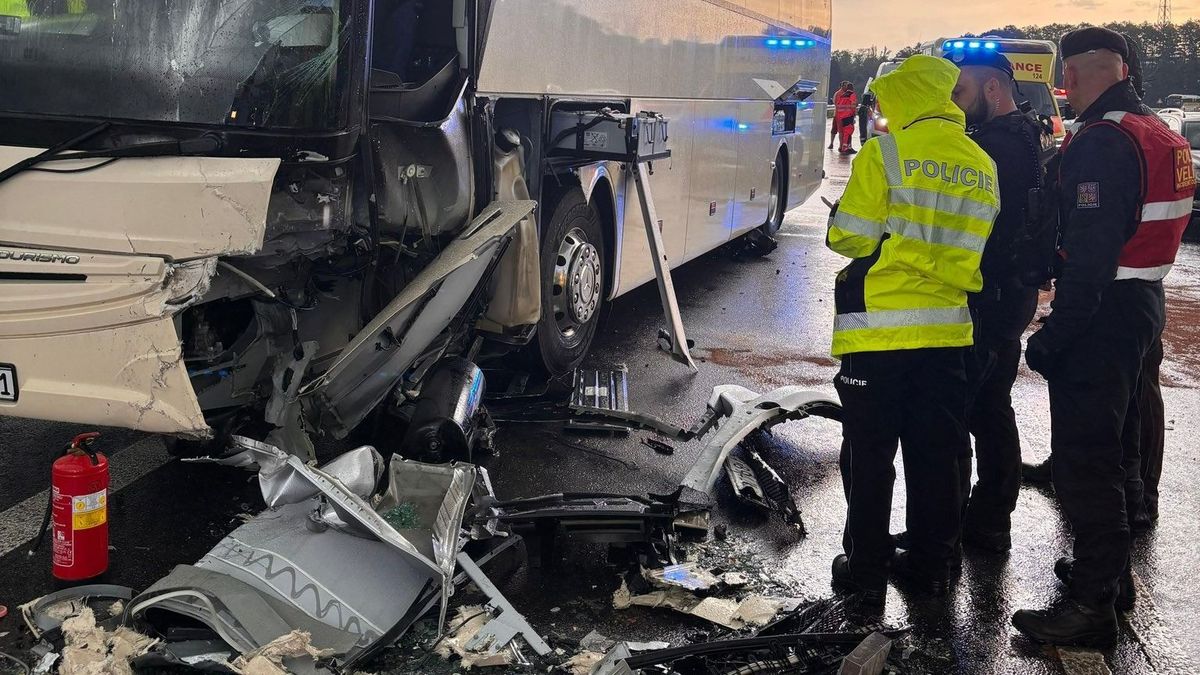 Magyar buszba csapódott egy autó Csehországban – két embert kórházban ápolnak 