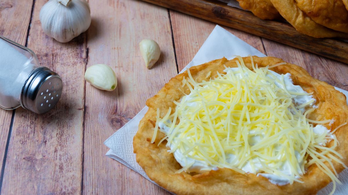 Ezt senki se érti: fele annyiba kerül a sajtos-tejfölös lángos Japánban, mint a Balatonon – elképesztő áron adják, az elemző se tudja megmagyarázni 