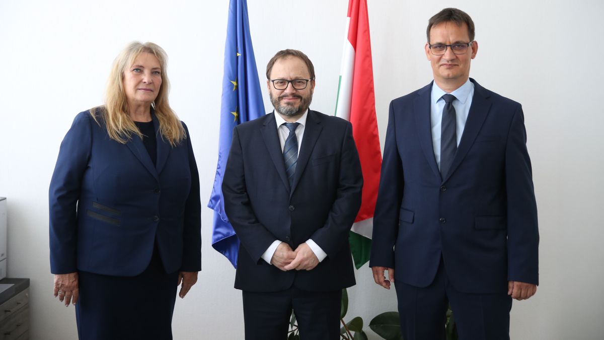Tamásné Czinege Csilla, a NAV új elnöke, Kármán András pénzügyminiszter,  a NAV adószakmai elnökhelyettesének javasolt Czöndör Szabolcs