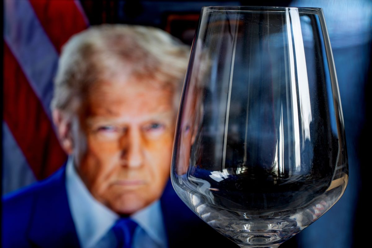 Trump hadat üzent a francia boroknak: 100 százalékos vámot lengetett be, ha Macron nem hátrál meg