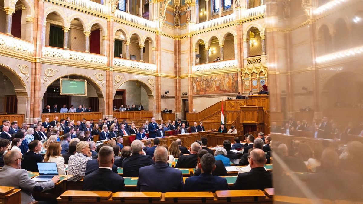 Kiszámoltuk: akár többmilliós fizetéscsökkenés jöhet a politikusoknál a most elfogadott törvénnyel  – mutatjuk, ki bukik a legnagyobbat! 