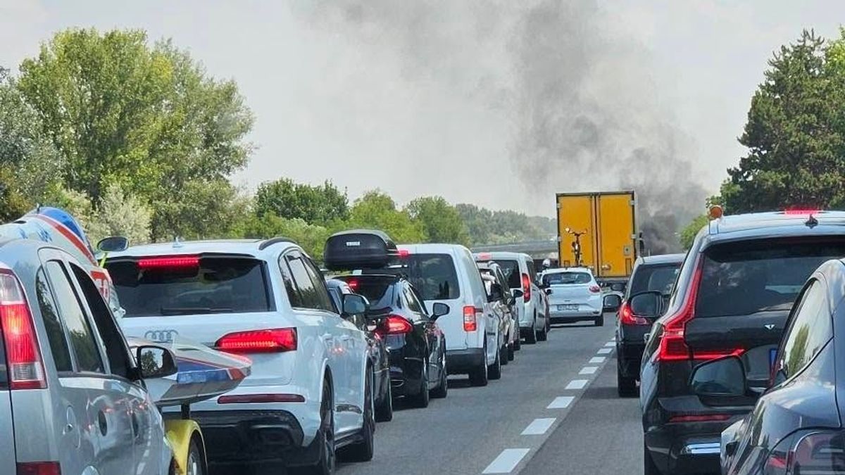 Mindenki készüljön, óriási káosz az M7-esen, nem lehet látni a füsttől 