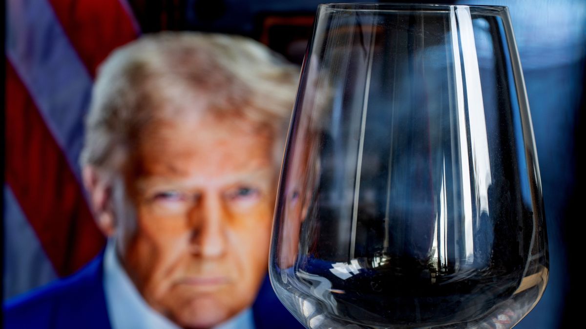 Trump hadat üzent a francia boroknak: 100 százalékos vámot lengetett be, ha Macron nem hátrál meg 