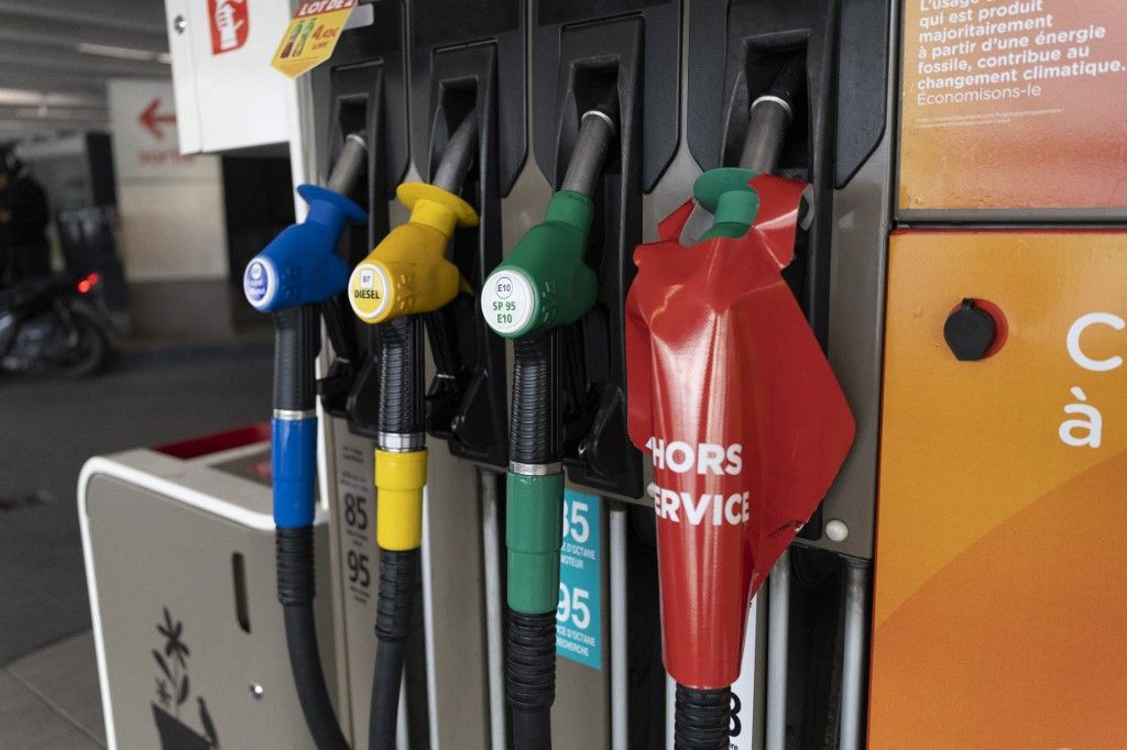 FRANCE-FUEL-INFLATION-ENERGY Üzemanyag-jegyek és hosszú sorok: dróncsapások bénítják meg Krím benzinellátását