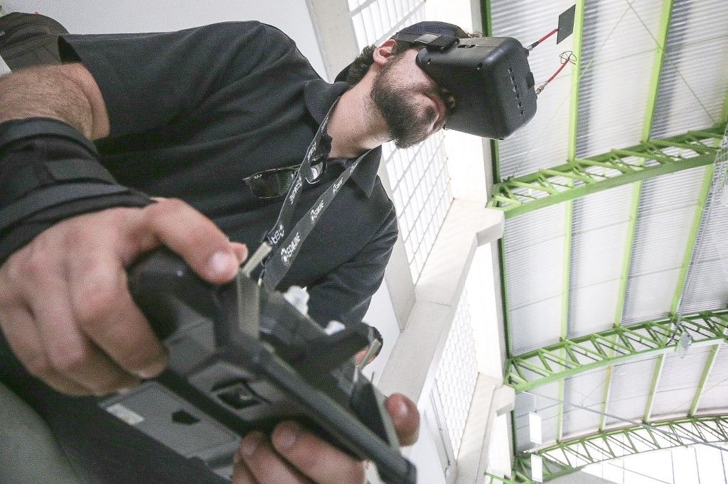 Drónháború – ez a brazil férfi versenyzésre használja vcdeószemüveggel felszerelt FPV-drónját, az ukrajnai harctereken azonban emberölésre vetik be őket, immár tömegesen