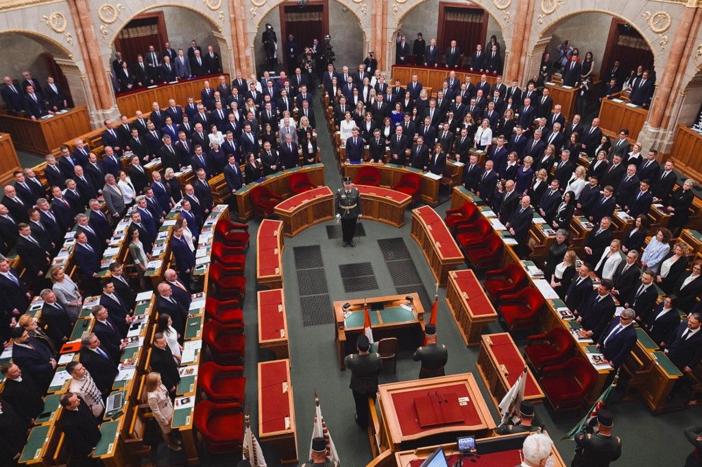 Lawmakers attend the inaugural session of the Hungarian Parliament Parlament vagyonnyilatkozat fizetés képviselő